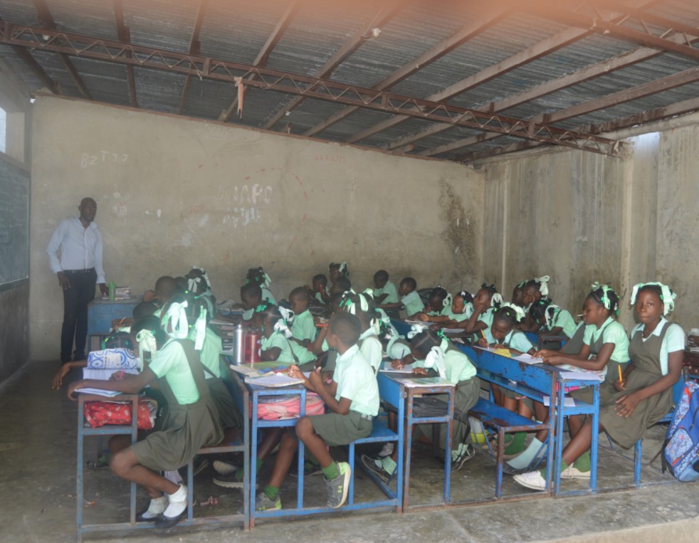 Picture of a 5th grade class at Grand Goave