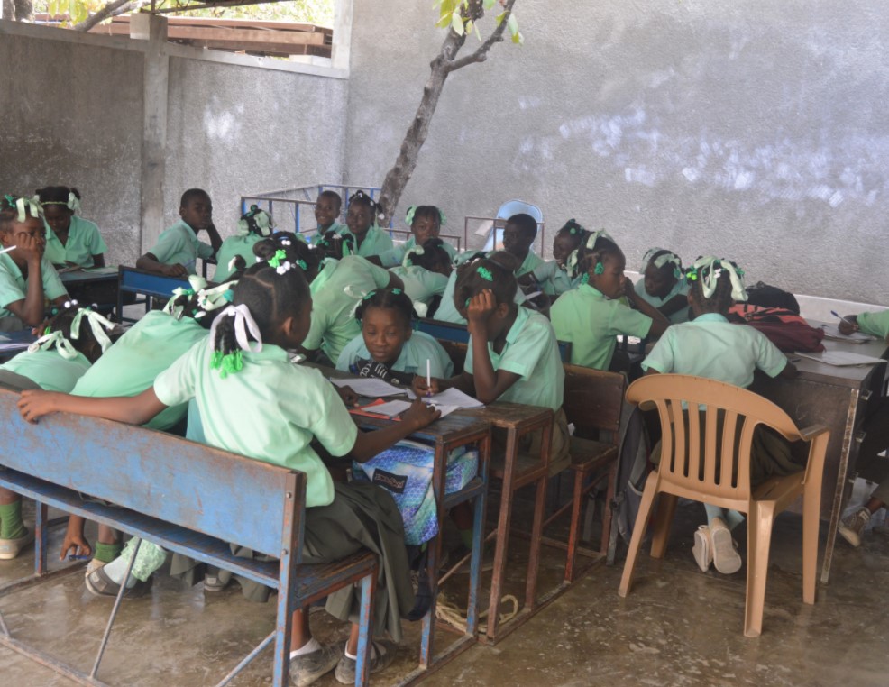 Photo of a 6th Grade class at Grand Goave