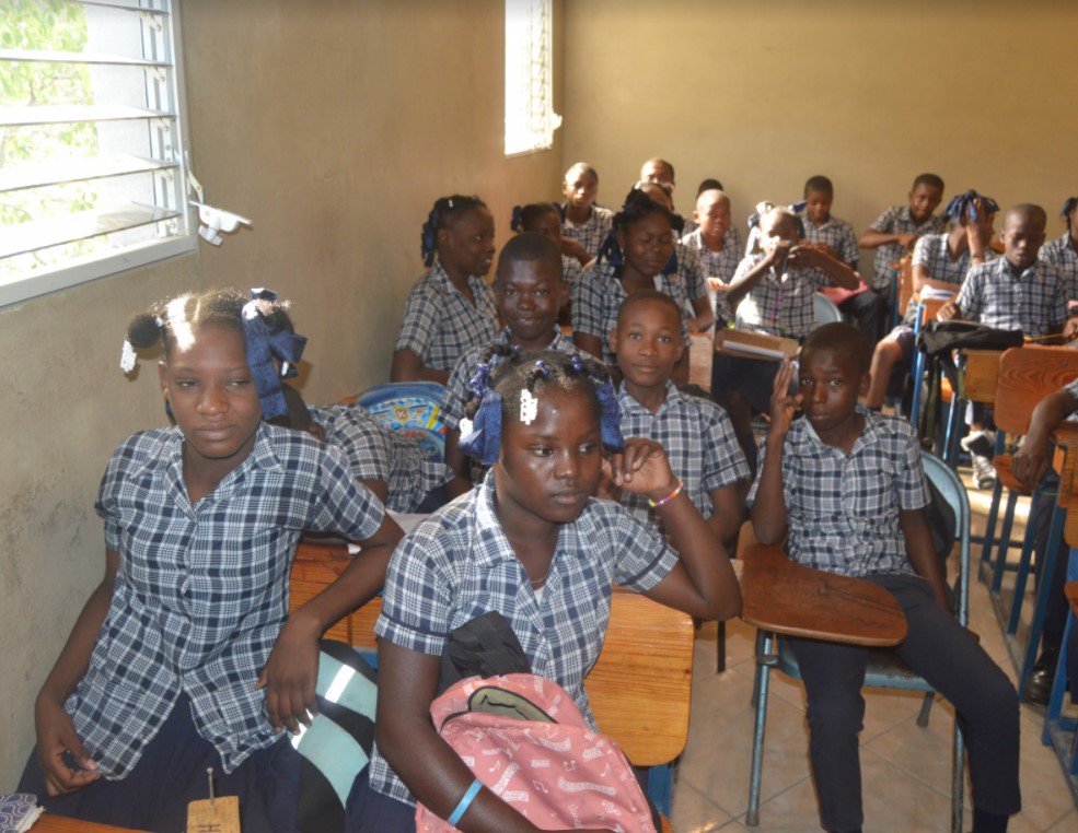 Photo of the 7th Grade class at Grand Goave.