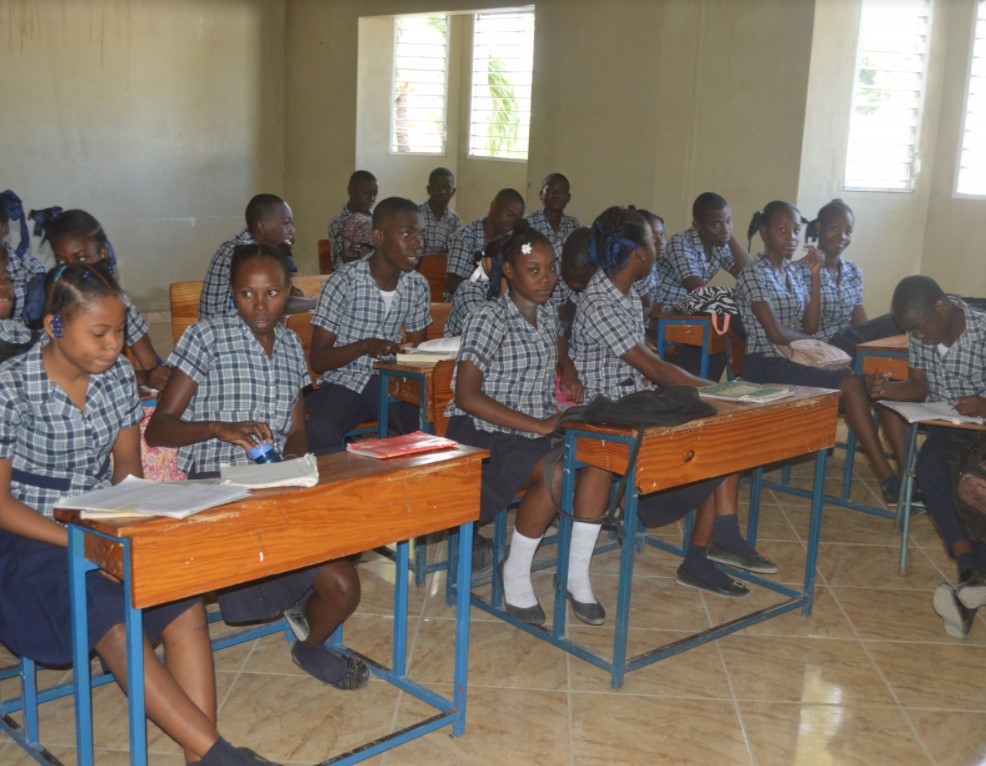 Photo of the 9th grade class at Grand Goave