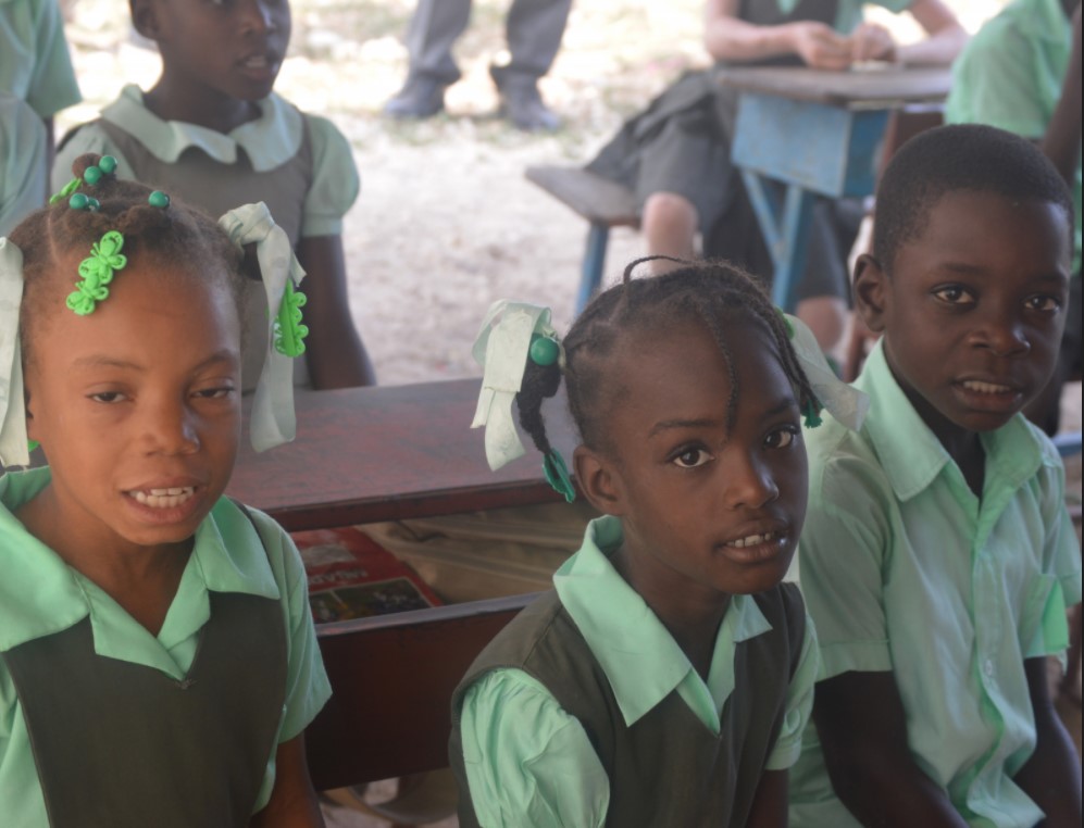 Photo of girls in 1st grade at Vieux-Caille