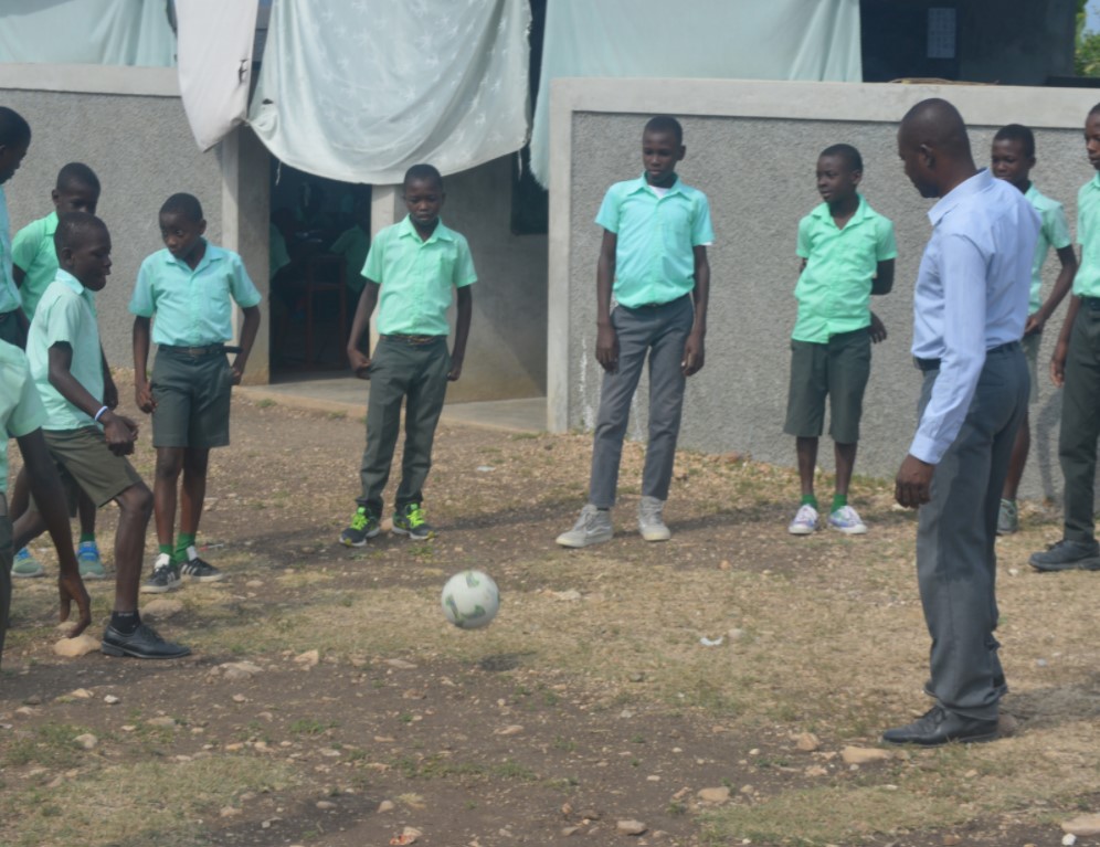 Photo of 2nd grade boys outside at Vieux-Caille